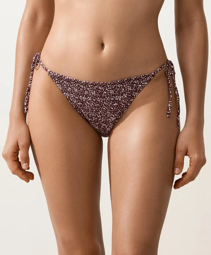 Figi Bikini o średnim stopniu zakrycia z marszczonym materiałem i wiązaniem Figi Bikini o średnim stopniu zakrycia z marszczonym materiałem i wiązaniem