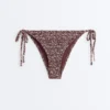 Figi Bikini o średnim stopniu zakrycia z marszczonym materiałem i wiązaniem Figi Bikini o średnim stopniu zakrycia z marszczonym materiałem i wiązaniem