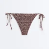 Figi Bikini o średnim stopniu zakrycia z marszczonym materiałem i wiązaniem Figi Bikini o średnim stopniu zakrycia z marszczonym materiałem i wiązaniem