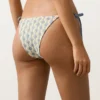 Figi bikini o średnim stopniu zakrycia z wiązaniem, wykonane z dzianiny szydełkowej w fale