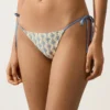 Figi bikini o średnim stopniu zakrycia z wiązaniem, wykonane z dzianiny szydełkowej w fale