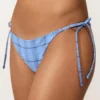 Figi bikini o średnim stopniu zakrycia z wiązaniem z nadrukiem w kratkę