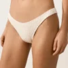Figi Bikini o średnim stopniu zakrycia z wycięciem w kształcie litery U i fakturą bąbelkową