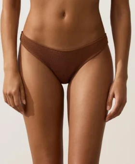 Figi bikini o średnim stopniu zakrycia z wycięciem w kształcie litery U i marszczonym materiałem Figi bikini o średnim stopniu zakrycia z wycięciem w kształcie litery U i marszczonym materiałem