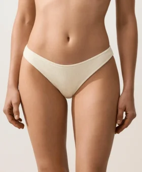 Figi bikini o średnim stopniu zakrycia z wycięciem w kształcie litery U i marszczonym materiałem Figi bikini o średnim stopniu zakrycia z wycięciem w kształcie litery U i marszczonym materiałem