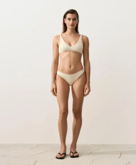 Figi bikini o średnim stopniu zakrycia z wycięciem w kształcie litery U i marszczonym materiałem Figi bikini o średnim stopniu zakrycia z wycięciem w kształcie litery U i marszczonym materiałem