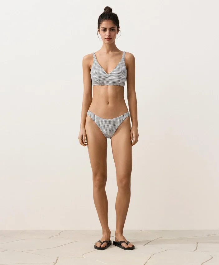 Figi bikini o średnim stopniu zakrycia z wycięciem w kształcie litery U z tkaniny żakardowej w groszki Figi bikini o średnim stopniu zakrycia z wycięciem w kształcie litery U z tkaniny żakardowej w groszki
