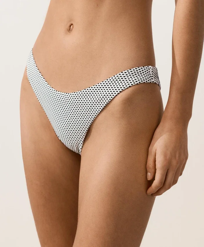 Figi bikini o średnim stopniu zakrycia z wycięciem w kształcie litery U z tkaniny żakardowej w groszki Figi bikini o średnim stopniu zakrycia z wycięciem w kształcie litery U z tkaniny żakardowej w groszki