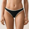 Fioletowe majtki bikini typu stringi z kontrastową lamówką Fioletowe majtki bikini typu stringi z kontrastową lamówką