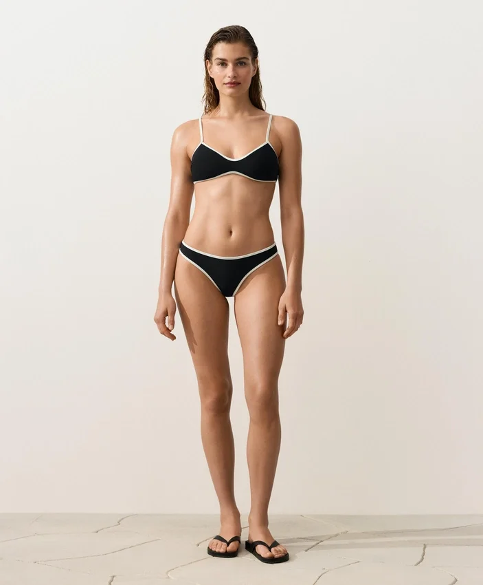 Fioletowe majtki bikini typu stringi z kontrastową lamówką Fioletowe majtki bikini typu stringi z kontrastową lamówką