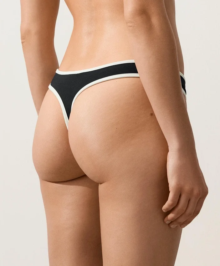 Fioletowe majtki bikini typu stringi z kontrastową lamówką Fioletowe majtki bikini typu stringi z kontrastową lamówką