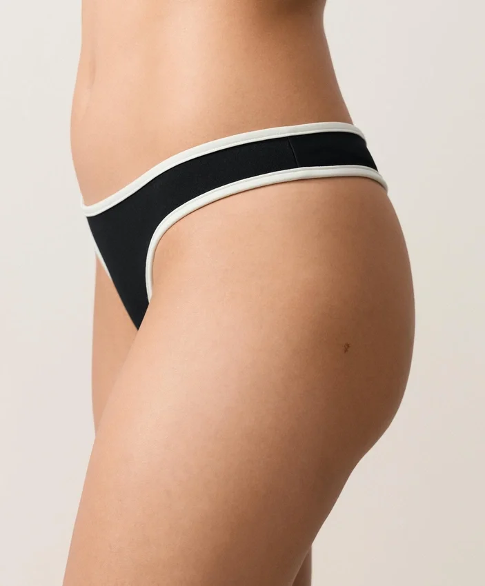 Fioletowe majtki bikini typu stringi z kontrastową lamówką Fioletowe majtki bikini typu stringi z kontrastową lamówką