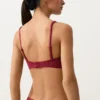 Geometryczny wzór żakardowy na górce bikini i wiązanie na szyi