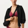 Geometryczny wzór żakardowy na górce bikini i wiązanie na szyi