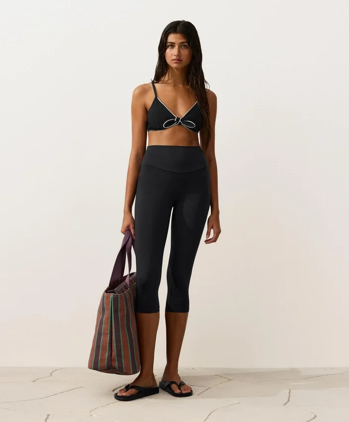 Górka bikini w kształcie trójkąta z lamówką i wiązaniem Górka bikini w kształcie trójkąta z lamówką i wiązaniem