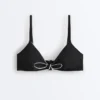 Górka bikini w kształcie trójkąta z lamówką i wiązaniem Górka bikini w kształcie trójkąta z lamówką i wiązaniem