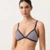 Górka bikini w trójkątnym kształcie z paskami o teksturze