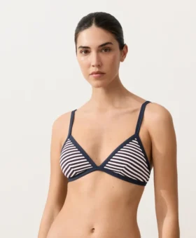 Górka bikini w trójkątnym kształcie z paskami o teksturze