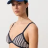 Górka bikini w trójkątnym kształcie z paskami o teksturze