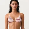Górka bikini w trójkątnym kształcie z paskami w stylu szydełkowym Górka bikini w trójkątnym kształcie z paskami w stylu szydełkowym
