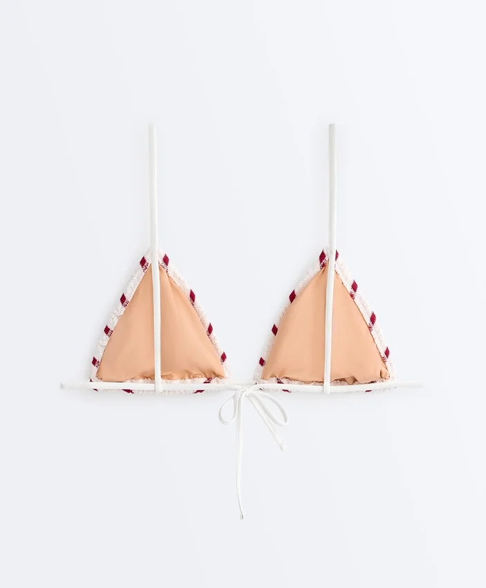 Górka bikini w trójkątnym kształcie z paskami w stylu szydełkowym Górka bikini w trójkątnym kształcie z paskami w stylu szydełkowym