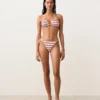 Górka bikini w trójkątnym kształcie z paskami w stylu szydełkowym Górka bikini w trójkątnym kształcie z paskami w stylu szydełkowym