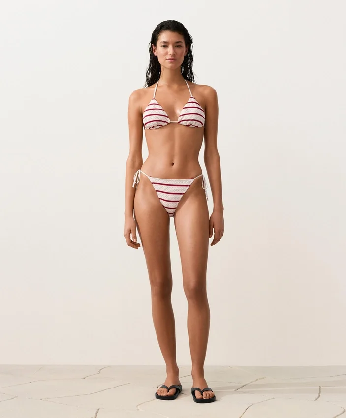 Górka bikini w trójkątnym kształcie z paskami w stylu szydełkowym Górka bikini w trójkątnym kształcie z paskami w stylu szydełkowym