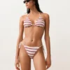 Górka bikini w trójkątnym kształcie z paskami w stylu szydełkowym Górka bikini w trójkątnym kształcie z paskami w stylu szydełkowym