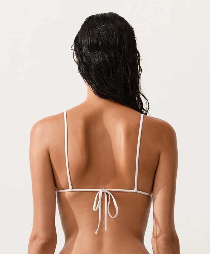 Górka bikini w trójkątnym kształcie z paskami w stylu szydełkowym Górka bikini w trójkątnym kształcie z paskami w stylu szydełkowym