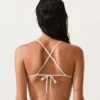 Górka bikini w trójkątnym kształcie z paskami w stylu szydełkowym Górka bikini w trójkątnym kształcie z paskami w stylu szydełkowym