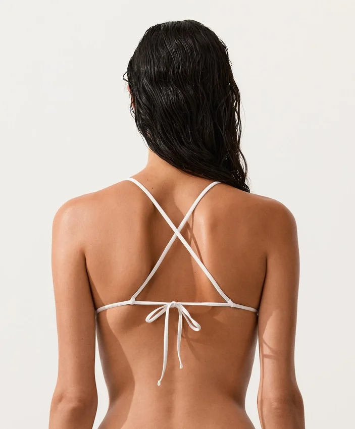 Górka bikini w trójkątnym kształcie z paskami w stylu szydełkowym Górka bikini w trójkątnym kształcie z paskami w stylu szydełkowym