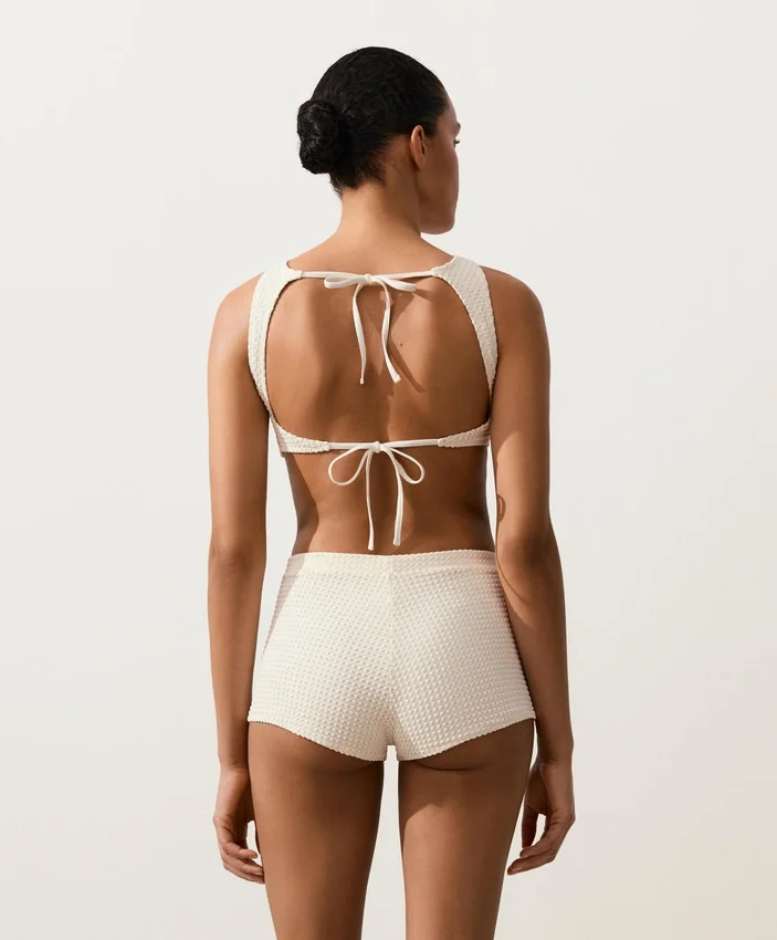Szorty bikini z wysokim stanem z dzianiny szydełkowej o fakturze bąbelkowej Szorty bikini z wysokim stanem z dzianiny szydełkowej o fakturze bąbelkowej
