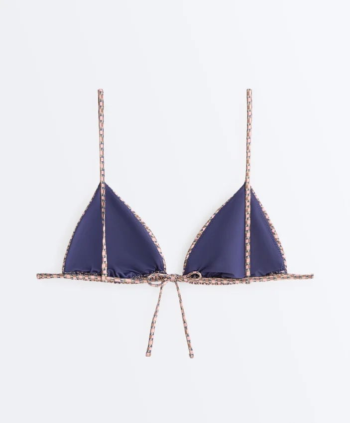 Górka bikini z trójkątnymi miseczkami z nadrukiem mini i metaliczną nicią Górka bikini z trójkątnymi miseczkami z nadrukiem mini i metaliczną nicią