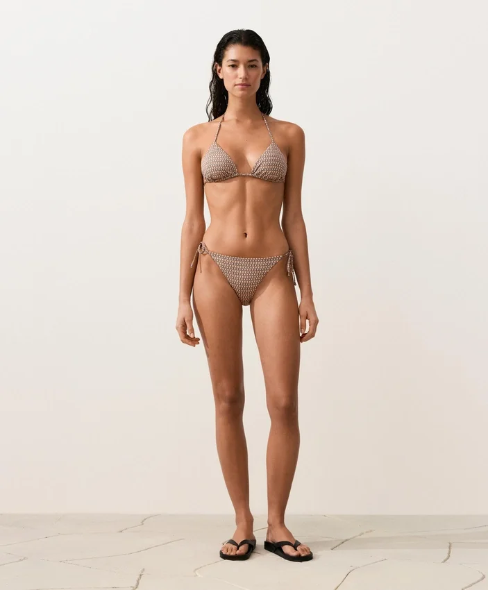 Górka bikini z trójkątnymi miseczkami z nadrukiem mini i metaliczną nicią Górka bikini z trójkątnymi miseczkami z nadrukiem mini i metaliczną nicią