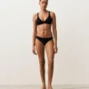 Górka bikini z wiązaniem z tyłu i dekoltem typu halter Górka bikini z wiązaniem z tyłu i dekoltem typu halter