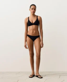 Górka bikini z wiązaniem z tyłu i dekoltem typu halter Górka bikini z wiązaniem z tyłu i dekoltem typu halter