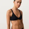 Górka bikini z wiązaniem z tyłu i dekoltem typu halter Górka bikini z wiązaniem z tyłu i dekoltem typu halter