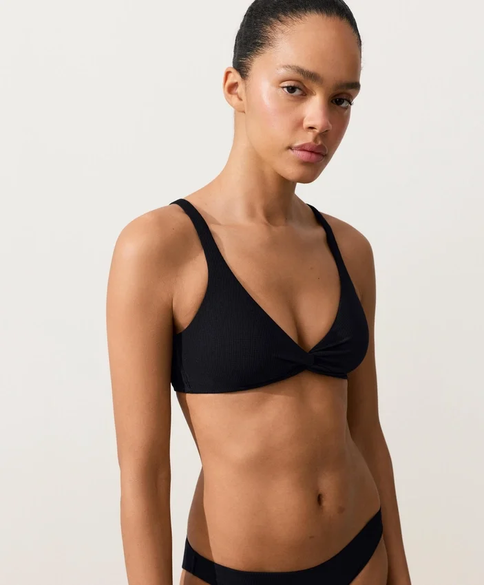 Górka bikini z wiązaniem z tyłu i dekoltem typu halter Górka bikini z wiązaniem z tyłu i dekoltem typu halter