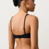 Górka bikini z wiązaniem z tyłu i dekoltem typu halter Górka bikini z wiązaniem z tyłu i dekoltem typu halter