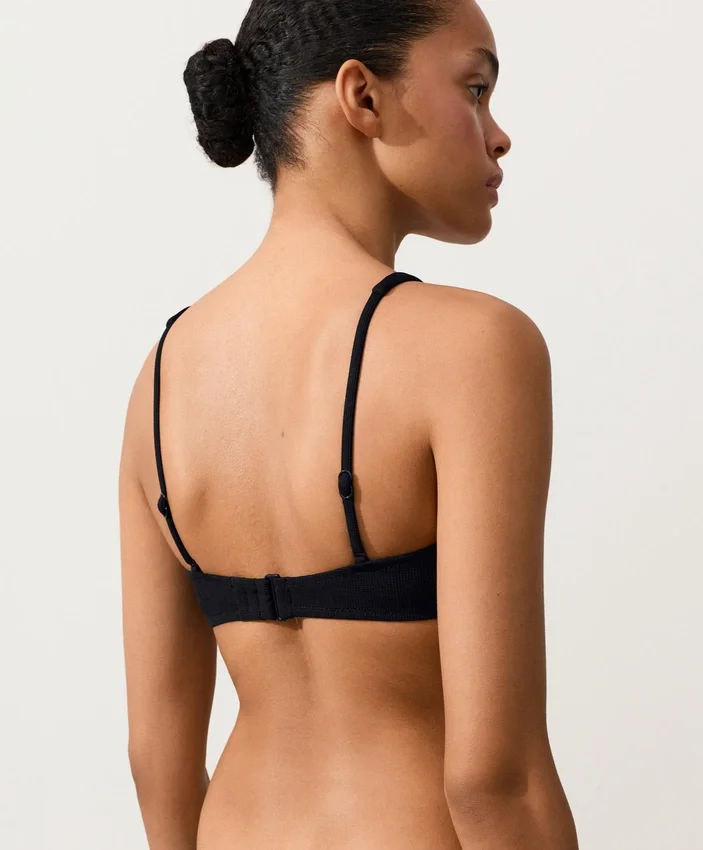Górka bikini z wiązaniem z tyłu i dekoltem typu halter Górka bikini z wiązaniem z tyłu i dekoltem typu halter