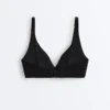 Górka bikini z wiązaniem z tyłu i dekoltem typu halter Górka bikini z wiązaniem z tyłu i dekoltem typu halter