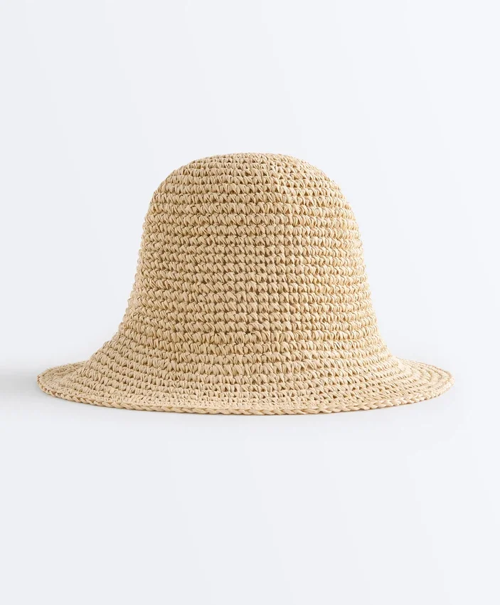Kapelusz typu bucket z efektem rafii Kapelusz typu bucket z efektem rafii