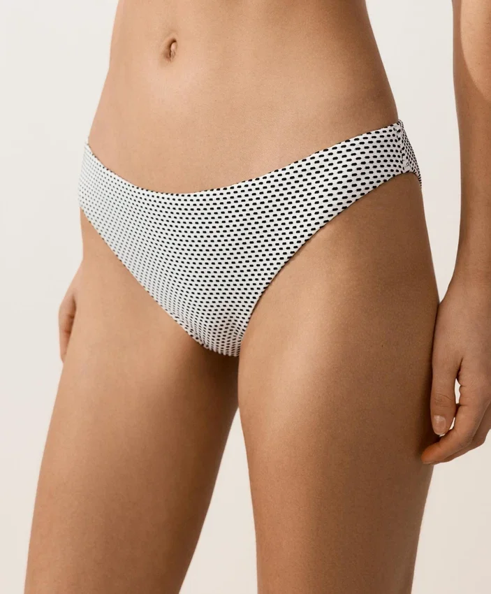 Klasyczne majtki bikini z żakardowym wzorem w groszki Klasyczne majtki bikini z żakardowym wzorem w groszki