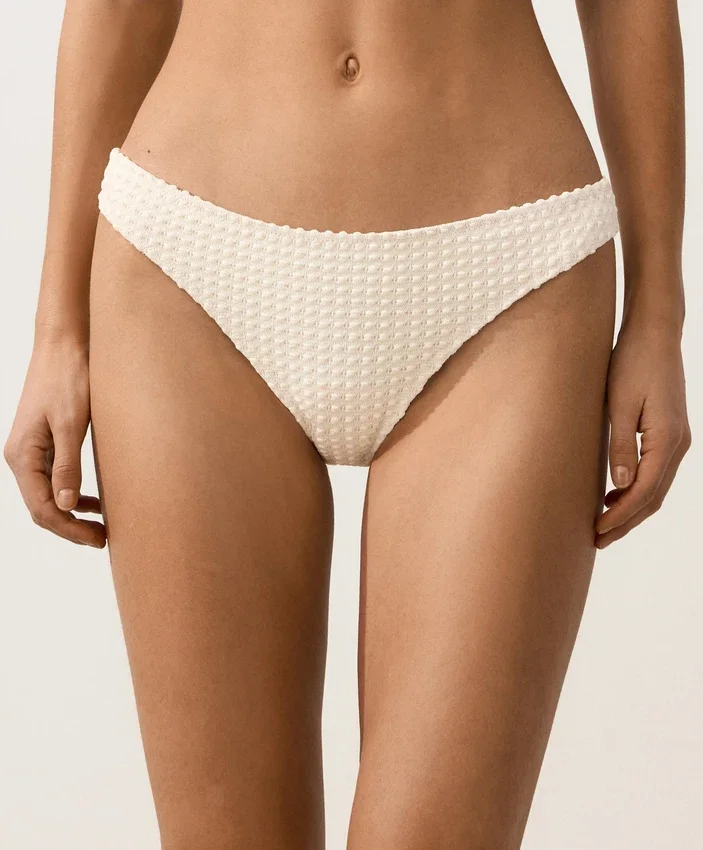 Klasyczne majtki bikini z dzianiny szydełkowej o fakturze bąbelkowej Klasyczne majtki bikini z dzianiny szydełkowej o fakturze bąbelkowej