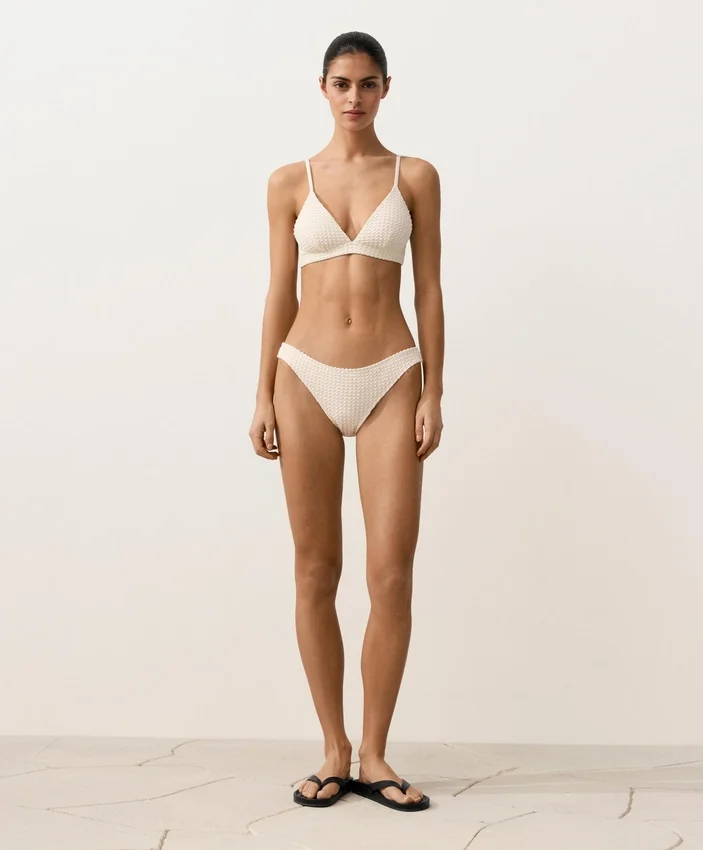 Trójkątny top bikini z dzianiny szydełkowej o fakturze bąbelkowej Trójkątny top bikini z dzianiny szydełkowej o fakturze bąbelkowej