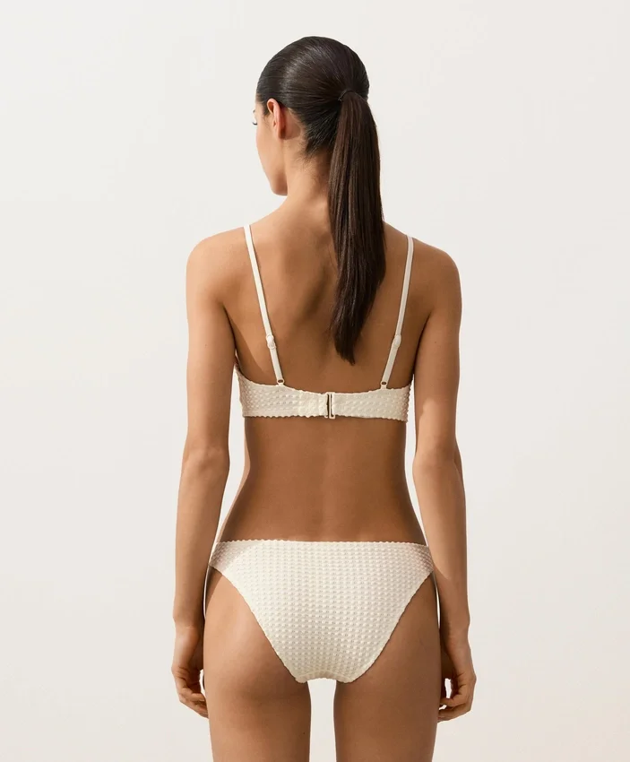 Trójkątny top bikini z dzianiny szydełkowej o fakturze bąbelkowej Trójkątny top bikini z dzianiny szydełkowej o fakturze bąbelkowej