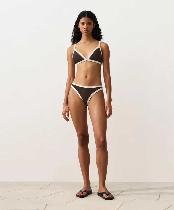 Top bikini w kształcie trójkąta z kontrastową lamówką Top bikini w kształcie trójkąta z kontrastową lamówką