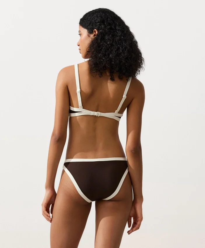 Top bikini w kształcie trójkąta z kontrastową lamówką Top bikini w kształcie trójkąta z kontrastową lamówką