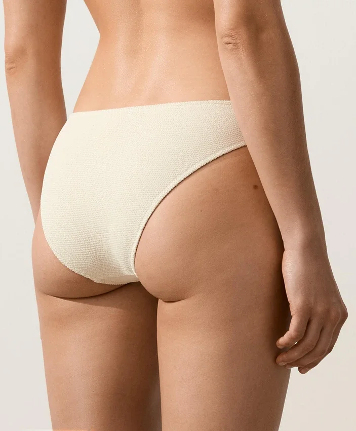 Klasyczne majtki bikini z marszczonego materiału Klasyczne majtki bikini z marszczonego materiału