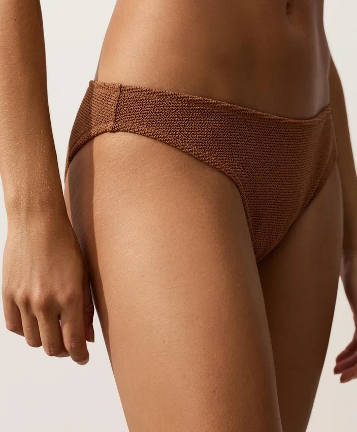 Klasyczne majtki bikini z marszczonego materiału Klasyczne majtki bikini z marszczonego materiału